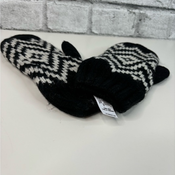 New Old Navy Black and White Mittens. Adult One Size - Picture 3 of 3